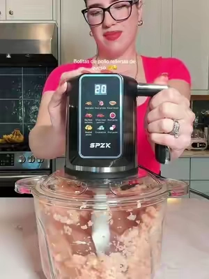 Bolitas de pollo rellenas de queso, una receta fácil que a mis hijos les encanta. 🧀❤️ Yo misma muelo el pollo en casa con este procesador porque prefiero escoger la carne que voy a usar y preparar mi propia carne molida. Además de moler pollo y carne, lo uso para picar cebolla, ajo, vegetales, preparar rellenos y adelantar muchísimo el meal prep. Viene con 2 recipientes y diferentes cuchillas, así que se ha convertido en uno de esos aparatos que uso para muchísimas cosas en la cocina. #foodprocessor #meatgrinder #procesadordealimentos #tiktokshopcreatorpicks #TikTokshopbacktoschool . . . . . . . . . . . . . SPZTJK 3L Color Screen Electric Multi-Function Meat Grinder (110V Plug) - Meat Chopper, Slicer Shredder Attachment, Multi-Blade Mini Food Processor & Chopper, 2 Bowls & 2 Blades, BPA-Free, Dishwasher-Safe for Home Kitchen Use, Meat Shredder Machine cómo moler carne en casa, cómo hacer mi propia carne molida, procesador para moler carne, mejor procesador de alimentos para casa, qué procesador comprar para la cocina, cómo moler pollo en casa, cómo picar carne rápido, procesador para carne y vegetales, cómo picar cebolla sin esfuerzo, picar ajo y vegetales rápido, preparar rellenos en casa, cómo ahorrar tiempo cocinando, aparatos que facilitan cocinar, electrodomésticos útiles para la cocina, meal prep fácil para la semana, recetas fáciles con procesador de alimentos, bolitas de pollo rellenas de queso, qué hacer con pechuga de pollo, meat grinder for home, best food processor for meat, food processor meal prep ideas, kitchen gadgets that save time