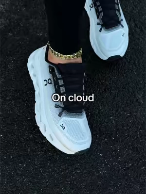 On cloudtilt in black & white @Evans Sneakers #oncloud #oncloudtilt #runningshoes #walkingshoes #comfortableshoes 