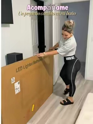 A veces no necesitas remodelar todo el baño para que se vea completamente diferente. ✨ Cambié mi espejo por este espejo LED de 72x36 y la transformación fue brutal. Tiene iluminación frontal y trasera, diferentes tonos de luz, controles táctiles y función antiempañante. Perfecto para un baño moderno, especialmente si tienes doble lavamanos. 🤍 #EspejoLED #BañoModerno #DecoracionDeBaño #hogar 