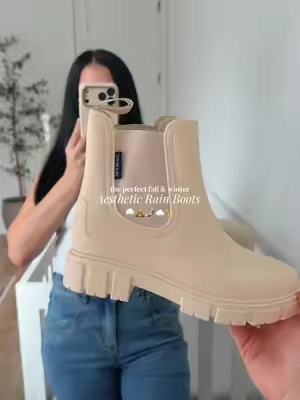 These are always sold out & for good reason bc they’re PERFECT 🌧️🧦🧸  #rainboots #falldealsforyou #cozyfalloutfits #giftsforher #fallfashion 