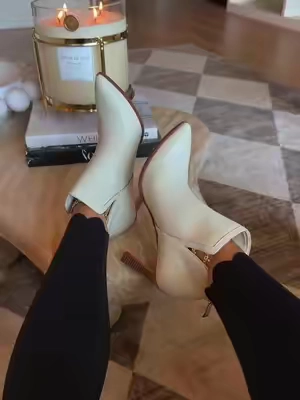 Fall booties are the everyday ankle boots everyone is styling this season because they go with everything in your closet #FallBooties #AnkleBoots #FallFashion #BootSeason #WomensBoots 