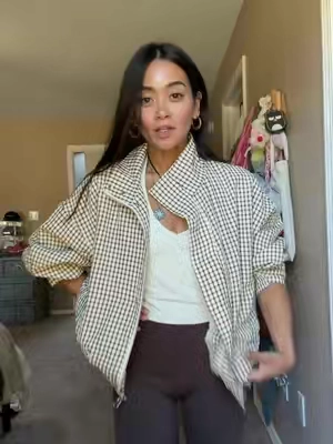 5’0” about 100lbs wearing size xsmall 