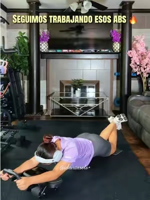 Seguimos trabajando esos abs, porque la constancia se construye repetición tras repetición 🔥 Este ab roller me encanta por el soporte para los codos y porque facilita tanto la ida como el regreso. 💪🏻😍  #abroller #abs #BackToSchool #motivation #Fitness 