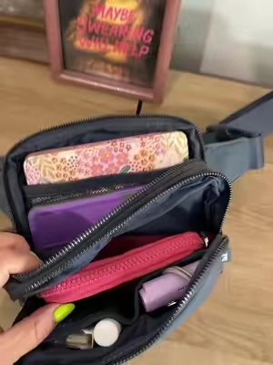 The duo crossbody bag from Iris and rainbow is suuuuch a good bag #travelbag #irisandrainbow #crossbodybag #bagsforwomen #mombag 