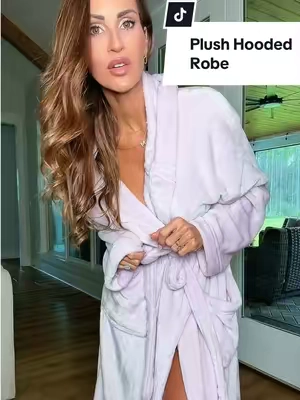 So soft and luxurious, and the perfect gift idea ✨ #robe #giftideasforher #bathrobe #cozyvibes #TikTokShopCreatorPicks @PAVILIA 