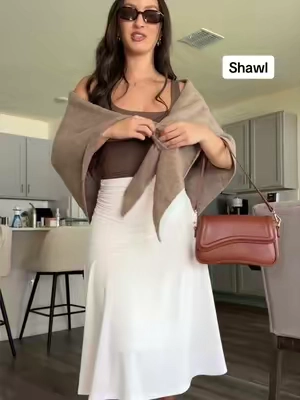 Shawls keep you warm without sacrificing the outfit 🤎 #shawl #shawls #shawltutorial #fallfashioninspo 
