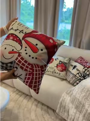 Set de 4 fundas para cojines con diseño de navidad  No reemplaces tus cojines solo agrega fundas con diseño navideño para darle un toque mágico a tu hogar  #christmas #throwpillowcovers #christmasthrowpillow #BackToSchool #TikTokshopbacktoschool 