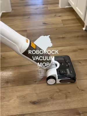 Anything that makes cleaning the floors easier is a win 🙌🏼 vacuuming + mopping in one pass means less time cleaning and more time doing everything else I need to be doing. @RoborockUS #roborock #roborockf25GT #F25GT2.0 #wetanddrycleaner #summervibes 