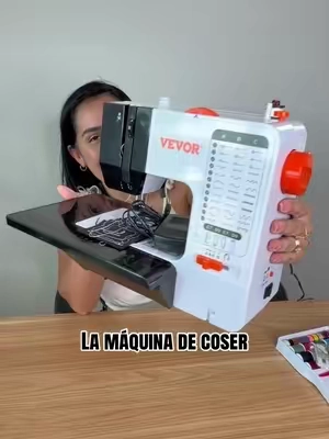 El regalo perfecto para quienes aman las manualidades y el diseño. 🎁✂️ Una máquina de coser moderna, ligera y equipada con todas las funciones esenciales para coser sin estrés. Incluye accesorios listos para usar desde el primer día. ¡Aprovecha  esta temporada antes de que se agoten! 🛒✨ #tiktokshopsummersale #sewingmachine #sewingtiktok #diycrafts #dealsforyoudays 
