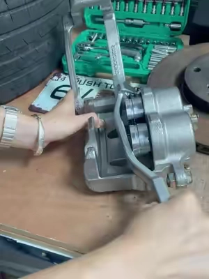 I can’t believe something this effective actually exists—thanks to the inventor. #tiktokmademebuyit #autorepair #DIY #automotive #carsoftiktok 