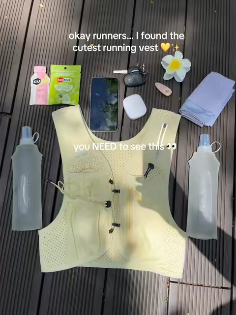 I wanted a running vest that was cute enough to wear and actually useful for my runs… and this one gets it. 500ml soft flask included, pockets for all my essentials, plus extra storage in the back ✨ my new running girl essential 🏃‍♀️ #zelvot #runtok #runninggirl #runningmusthaves #runningvest 