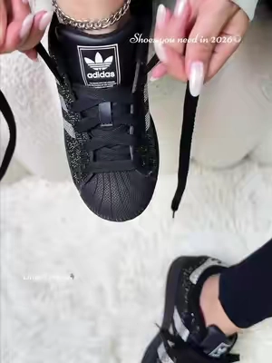 They’re so sparkly in person 🖤 #adidas #womenshoes #superstar #rhineston #fyp 