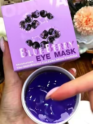¡Mascarilla de arándanos para los ojos! Es muy eficaz contra las bolsas y las ojeras difíciles de eliminar. #OANVA #skincare #eyemask #eyecare #fyp 
