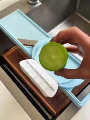 Everyone argues whether these slicers waste vegetables. Watch this.#Cooking #VeggieChopper #CookingForBeginners #FoodPrepHacks #KitchenEssentials #MustHaveGadget #kitchenrenoonabudget
