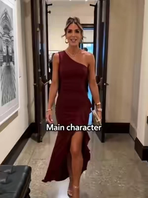 Stunning gallery night look for all your special nights#nightoutfit #weddingguestdress #oneshoulderdress #datenightideas #eveningdress 