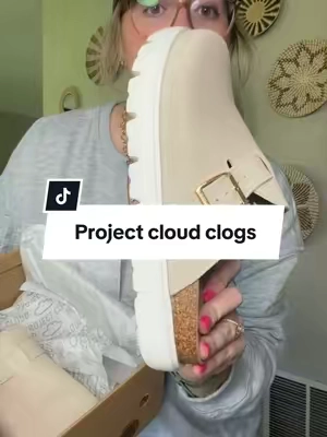 Grab a pair or two before the good colors are gone! 🍁🤎 @Project Cloud #fallclogs #fallshoes #TikTokshopbacktoschool #tiktokshopcreatorpicks #sliponshoes 