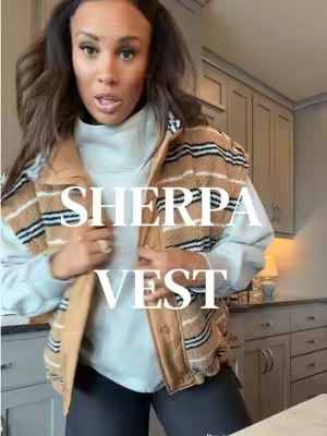 WOW! This vest 😍 I would run not walk cause there are so many cute colors! #vest #sherpavest #fallvest 