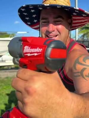 🔥💪 ¡Potencia de verdad para los trabajos pesados! Esta Milwaukee M18 de impacto de 1/2” ofrece hasta 900 Nm de fuerza, motor brushless y el rendimiento que necesitas para mecánica, construcción y reparaciones de camiones. 🔧🚛 #TikTokshopbacktoschool #Milwaukee M18 Cordless Impact #MilwaukeeM18 #ImpactWrench #PowerTools 