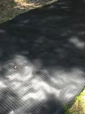 Plástico resistente al agua no resbala y es muy útil para poner como alfombra en el piso garaje terrazas y muchísimo más #plastico #alfombra #terraza #patio #piso 