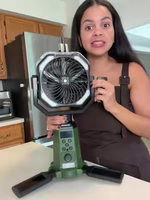 Este abanico con carga solar es el mejor invento me encanta que tiene varias funciones en uno solo #solarfan #solarpower #campinglife 