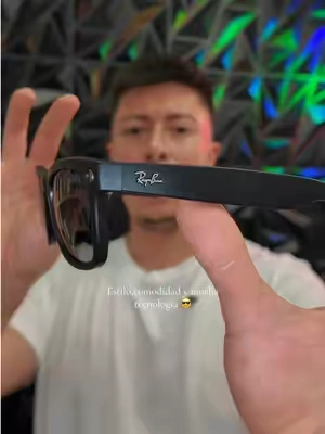 Ray-Ban Meta Wayfarer combinan el diseño clásico Wayfarer con funciones inteligentes para capturar fotos y videos, escuchar audio, recibir llamadas y mantenerte conectado mientras las usas #raybanmeta #metaglasses #rayban #tecnologia #backtoschool 