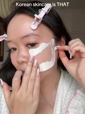 The best hack for glass skin! This is a collagen mask that adheres to your skin after being sprayed with hyaluronic acid mist!  You can actually see the difference immediately after using, which is pretty cool  and I usually save these for special events or when my skin needs that extra help! @a@anua_globala#anuap#pdrnmaskf#facemasks#sheetmaskc#collagenmask