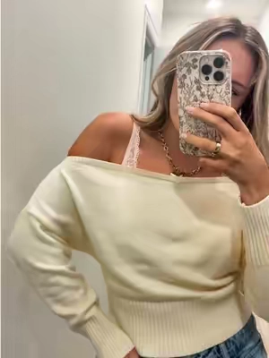 Such a cute and comfy way to style your off the shoulder sweaters!! #fashion #outfits #OOTD #fashionfinds #womensfashion 