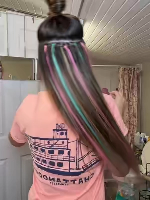 I couldn’t resist the teal and pink micro link extensions 🙌🏼🙌🏼 #Wennalife #MicrolinkExtensions #HairExtensions #MicroBeadExtensions #ExtensionTransformation 
