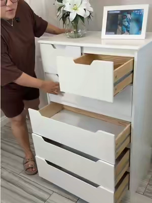 Perfecta para aprovechar cada rincón cuando no tienes mucho espacio. Su diseño alto permite tener 6 cajones de almacenamiento sin ocupar demasiado lugar en el piso, ideal para dormitorios pequeños, apartamentos o habitaciones donde cada espacio cuenta. Una opción práctica para mantener todo organizado y darle un aspecto limpio y moderno al ambiente. #EspaciosPequeños #OrganizacionDelHogar #MueblesFuncionales #DormitorioOrganizado #TikTokShopCreatorPicks