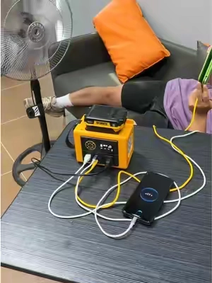 Qué bueno que este inversor tiene varios puertos, así puedo cargar varios dispositivos al mismo tiempo.#inverter #powerinverter #powerstation #dewalt #TikTokshopbacktoschool 