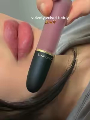 The perfect shade for fall 🍂🧸 #maclipstick #maccosmetics #velvetlip #falllipstick 