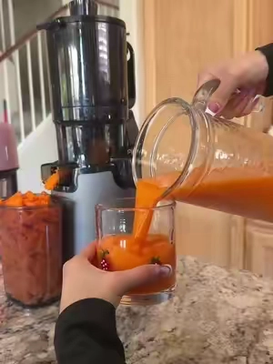 Wake up and juice 🧃 ✨ #juicer #coldpressedjuice #coldpressjuicer 