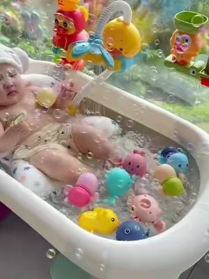 1 really want to recommend this bathing toy to you. There are children at home. Children don't like to take a bath. They cry when they take a bath. Be sure to look at this children's bathing toy, so that the baby likes to take a bath. It doesn't cry or make a fuss when taking a bath. And it's super safe. You don't need to plug it in or charge. The most important thing is that the price is really great and cost-effective now!#juguetes #familytime #tiktokshop #toy#sohochic 