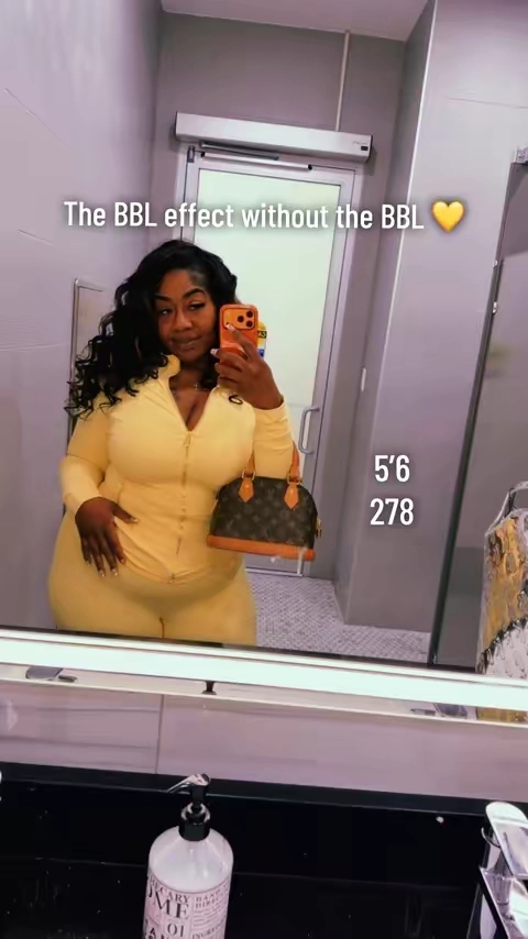 The BBL effect without the BBL 😮‍💨🍑 This active set is doing EXACTLY what it came to do. The jacket snatches the waist, the leggings hug every curve, and the whole fit is giving BODY. Gym, errands, airport — I’m wearing her everywhere. You already know where to find it 🛒✨ #PlusSizeActivewear #BBLJacket #CurvyGirlStyle #PlusSizeFashion #activewearset 