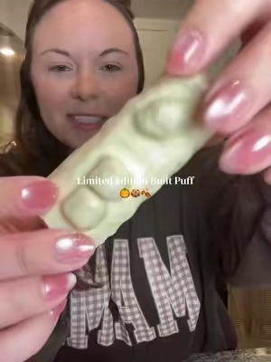 NEW limited edition built bar flavor that just screamssssss fall 🍁🎃🍪🍂 it is SO good and easily one of my favorite new flavors 🧡 #builtbar #proteinbar #fallsnacks #pumpkinseason #proteindessert 