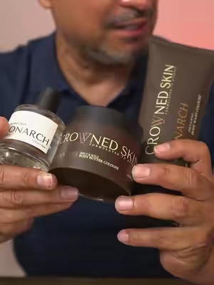 Crowned Skin KING es un set de fragancia para hombre con tres pasos: body wash con aroma a colonia, body butter y Eau de Parfum de 50 ml. La versión Warm & Alluring tiene un perfil cálido y sensual que queda especialmente bien para tardes, noches, citas y clima fresco. #CrownedSkin #KingCologne #PerfumeParaHombre #FraganciasHombre #CuidadoMasculino 