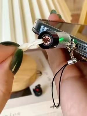 No‑battery lighter that plugs into your phone 🔥 #smoker#tiktokshop#TikTokShopRestock #TikTokshopbacktoschool #SohoChic 