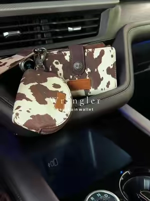 So cute 🤎 @Vaqueras Outfitters #purse #wallet #wranglerwallet 