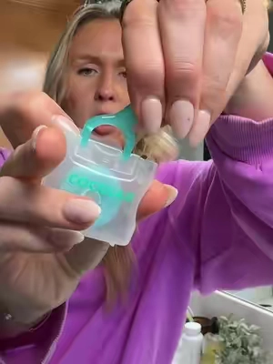 If you love the convenience of floss picks but want to use actually GOOD floss 👏 This reusable flosser lets you load it with Cocolab’s textured woven floss, so you get the easy grip of a floss pick without being stuck with the tiny piece of floss that comes on disposables. #ReusableFlosser #Cocolab #Flossing #OralHygiene #DentalCare
