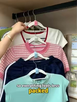 Asmallhangerconnector:justslideitontoahangerandlinkthemtogethertokeepyourclothesorganized. Perfectforsortingoutfits,savingspace,andkeepingeverythingneat.#UsefulProducts#HangerOrganizer#TikTokshopbacktoschool#spacesaving#organizing
