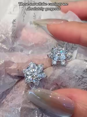 These snowflake earrings are absolutely gorgeous #moissanite #jewelry #ring #backtoschoolshopping #gift 