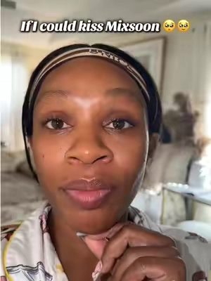 My skin is sensitive and look at this glow ! I literally woke up like this 🥰@mixsoon global #TikTokshopbacktoschool #mixsoonbeanessence #facialcareroutine 