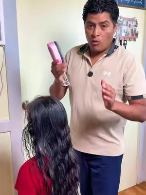 Si tus niñas se molestan cuando las peinas por el pelo enredado. Esto te va enamorar. 😍 #hairbrush #hair #brush #tiktokbacktoschool #DealsForYouDays 