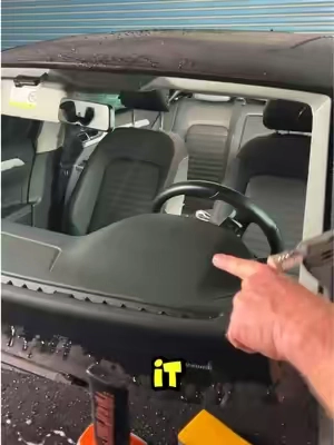Cleans the windshield and removes all oily residues etc. from it. Also applies to the interior.  #car #carcleaning #autodetailing #Windshield #tiktok 