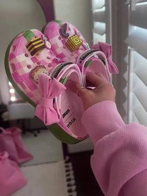 I’m a W6 and get a J4 in the kids sizes! for the pink girls Minecraft crocs  💕 ⛏️ 🧱 💎 🟩 🟫 🌳 🪵 🪨 🔥 💗