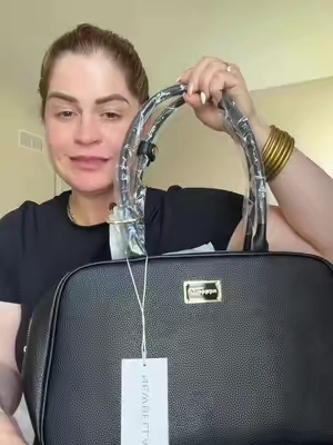 Un bolso que se ve elegante, femenino y fácil de combinar 🤎 Este modelo de NEWBELLA tiene ese estilo clásico que puedes usar tanto para el día a día como para salir un poco más arreglada. Además, está disponible en varios colores para escoger el que más vaya contigo. ✨ #NewBella #BolsoDeMujer #AccesoriosDeMujer #ModaFemenina #TikTokShop
