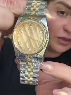 Un reloj clásico, elegante y de esos accesorios que hacen que cualquier look se vea más arreglado. ✨ Este Pascal Diamond Watch tiene un diseño atemporal, sofisticado y está disponible en diferentes opciones para escoger tu favorito. Perfecto también si estás buscando una idea bonita para regalar. ⌚ #PascalDiamonds #RelojElegante #AccesoriosDeModa #IdeaDeRegalo #TikTokShop