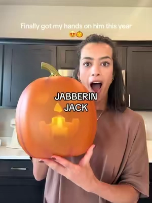 Jabberin Jack is backkk!!!🎃 #jabberingjack #talkingpumpkin #jackolantern #halloween #halloweendecor 