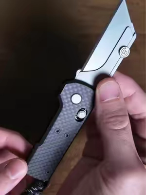 A better EDC for most people! It’s got a razor sharp blade at all times and if it ever gets dull you just replace it! #everydaycarry #utilityknife #foldingknife #edcgear 