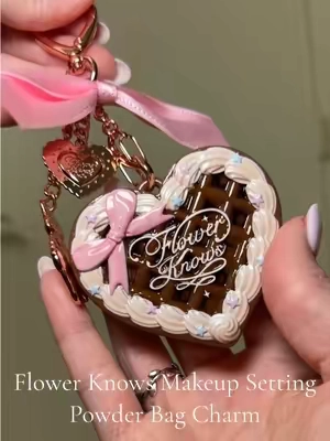 Using cocoa in soft pink! 🫶🏻 @Flower Knows Makeup #flowerknowsmakeup #flowerknows #settingpowder #bagcharm #makeupover30 